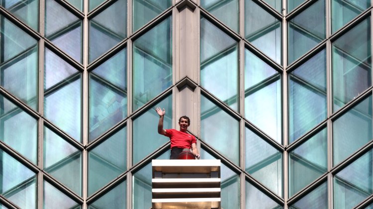 Alex Honnold llega a la cima del rascacielos Taipei 101 sin arnés