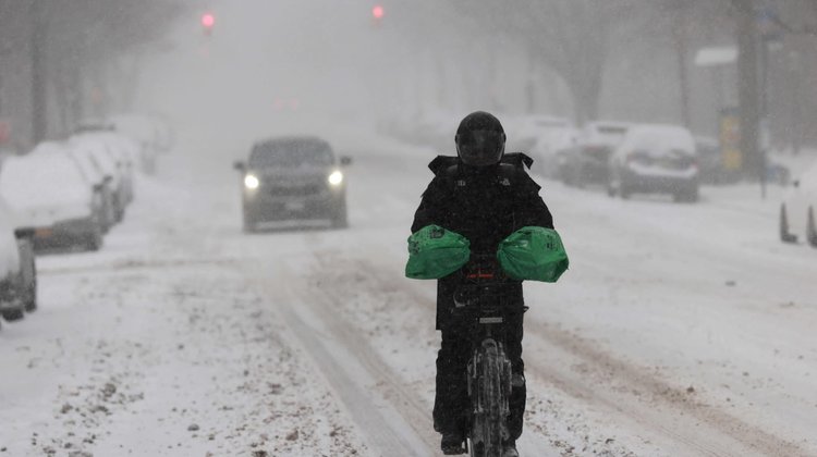 Tormenta invernal deja a 700 mil hogares sin luz en EUA