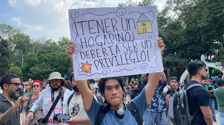 'Fuera gringos'; marchan contra la gentrificación en CDMX