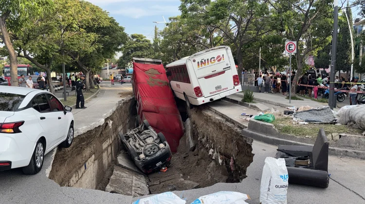 Socavón de tres metros en Guadalajara afecta tres vehículos