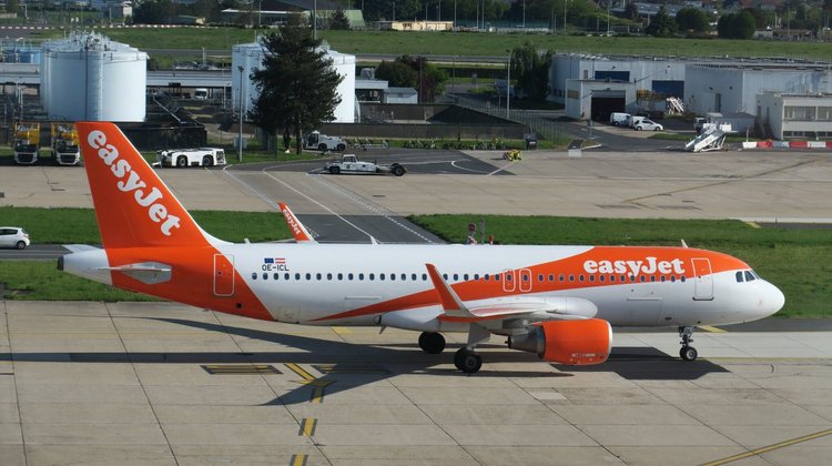 Avión aborta aterrizaje en París por fuegos artificiales de boda