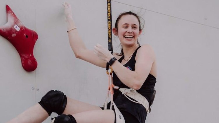Emma Hunt rompe la barrera de los seis segundos