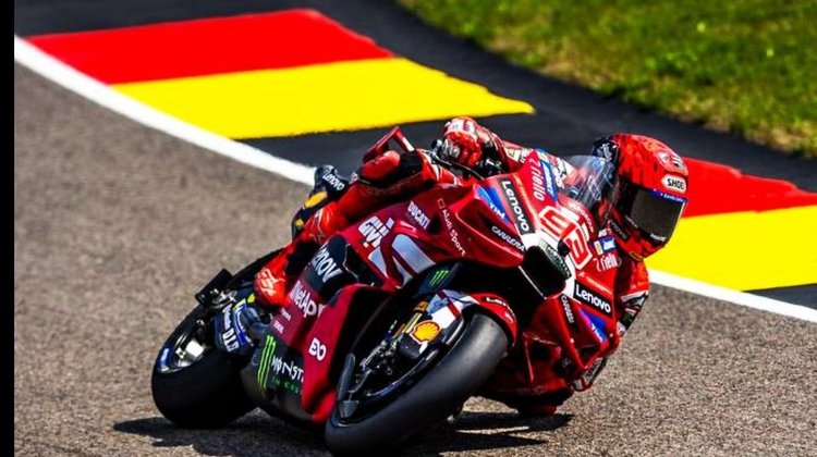 Marc Márquez gana la sprint y se acerca al liderato