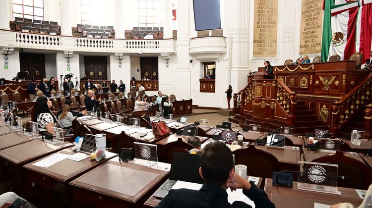 Guarda Congreso minuto de silencio por mexicanos víctimas del ICE