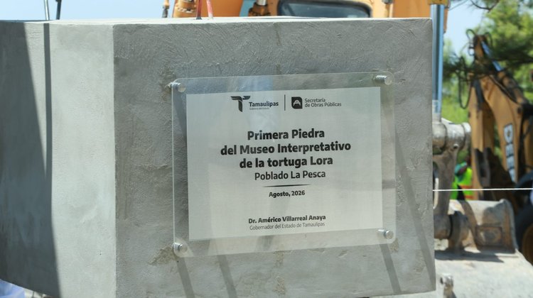 Américo coloca primera piedra del Museo de la Tortuga Lora