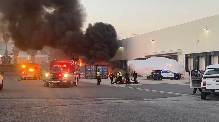 Se estrella helicóptero entre edificios en California