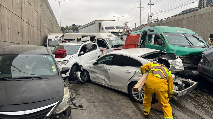 Carambola de tráiler deja 34 vehículos involucrados, en Tijuana