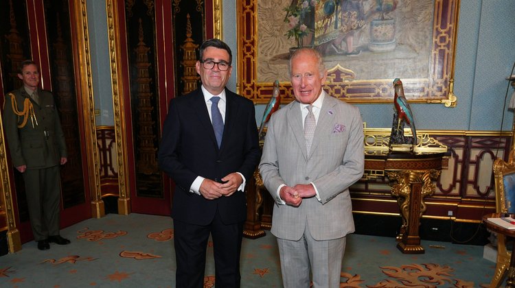 Andy Burnham asume como primer ministro del Reino Unido