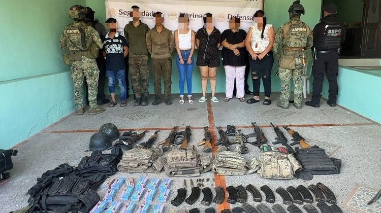 Semar detiene a ocho y asegura arsenal en Badiraguato
