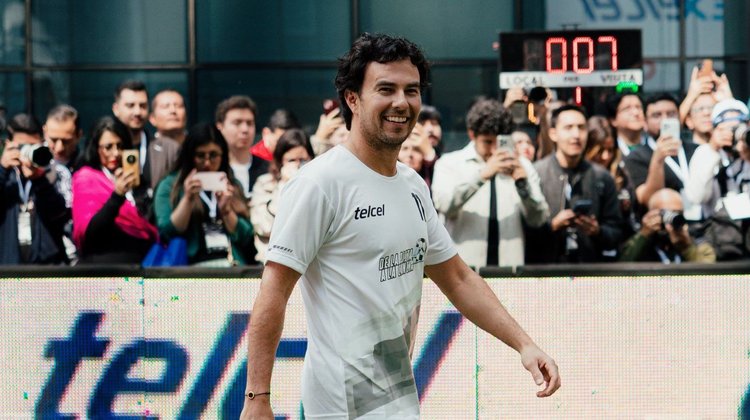Checo Pérez celebra sus 300 GPs con tradicional 'cascarita'