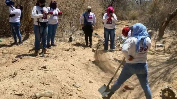 Hallan fosas con restos humanos y 200 prendas en Sonora