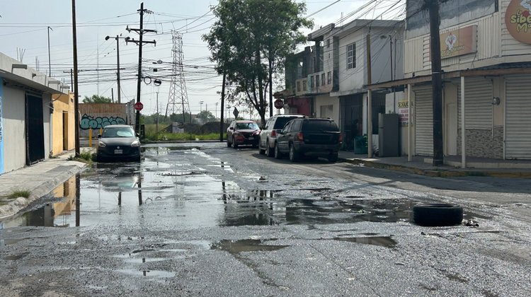 Aguas negras invaden vivienda de vecino en San Nicolás