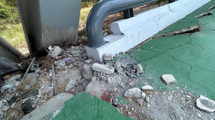 Banqueta dañada pone en riesgo a peatones en puente