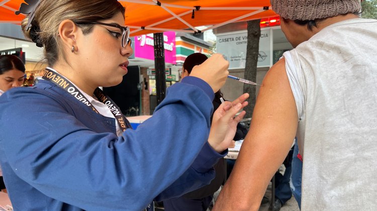 Refuerzan vacunación en NL: aplican más de 1.5 millones dosis