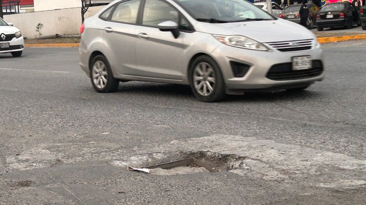 Vecinos denuncian registro hundido en Escobedo por riesgo vial