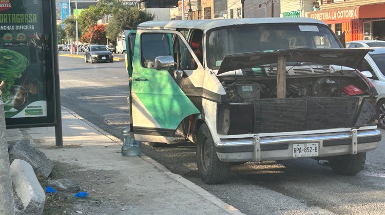 Vendedor sufre quemaduras tras incendio de camioneta