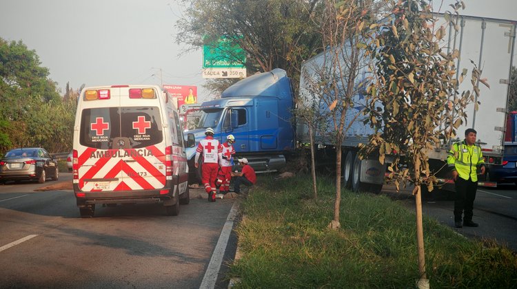 Tráiler sufre accidente vial en Morones Prieto