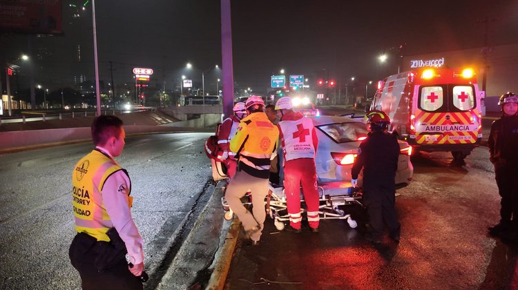 Estrella vehículo contra muro, dos lesionados en Monterrey
