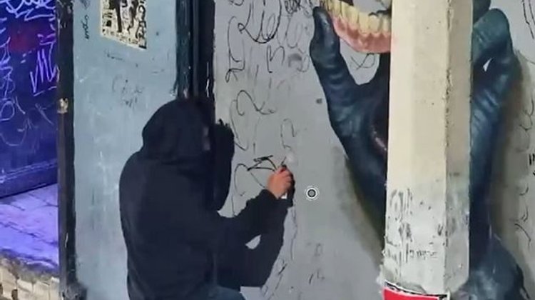 Detienen a hombre por grafitear negocio en Monterrey