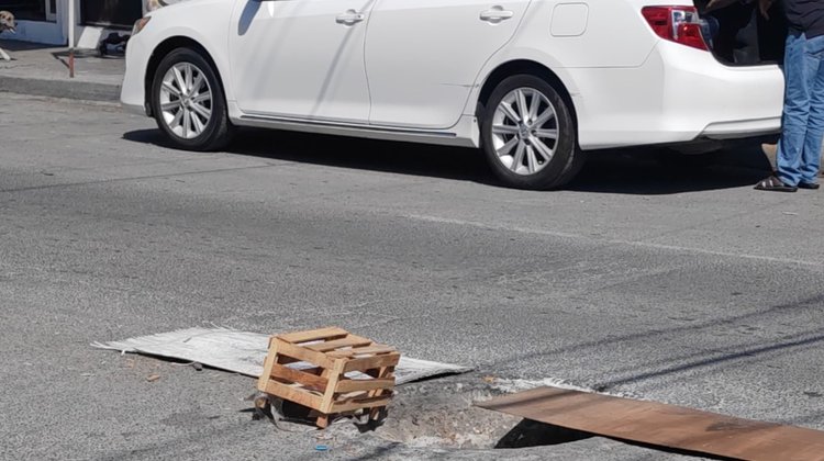 Denuncian alcantarilla abierta en Valle de Santa Lucía