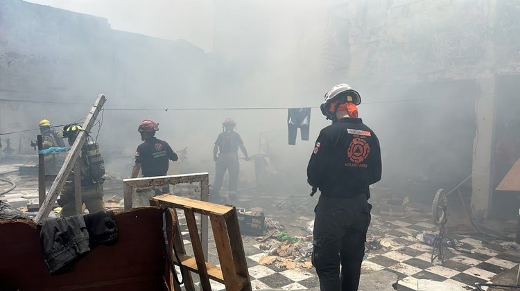 Incendio en predio abandonado moviliza a cuerpos de auxilio