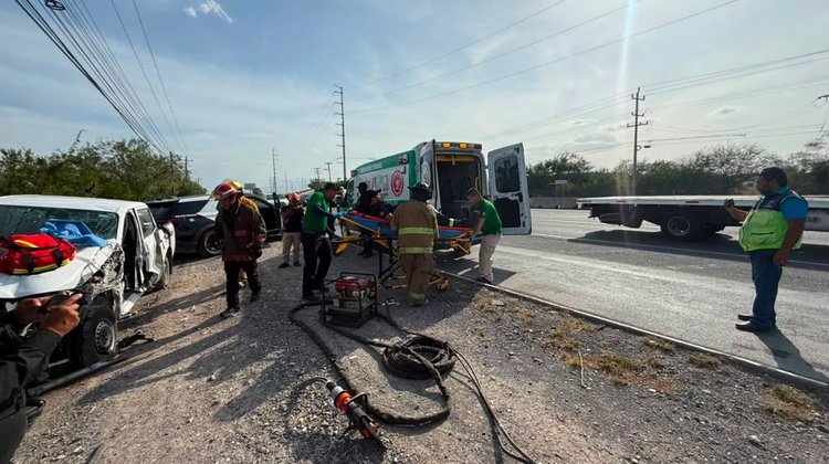 Conductor queda atrapado tras choque en Ciénega de Flores