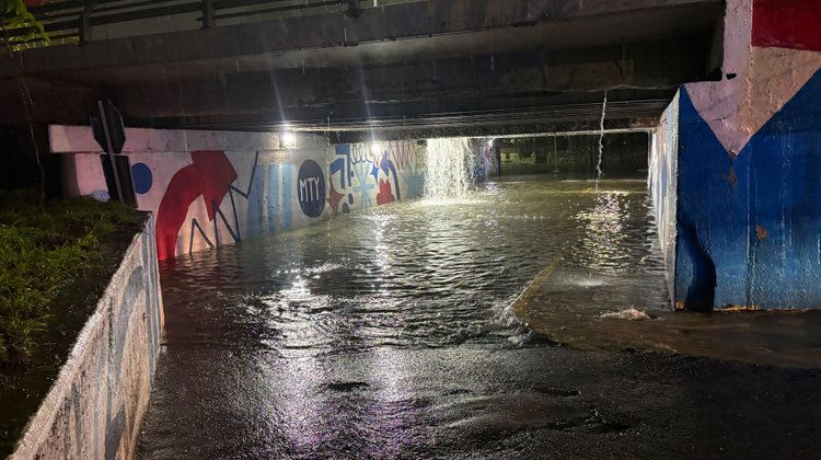 Cierres viales por acumulación de agua en Monterrey
