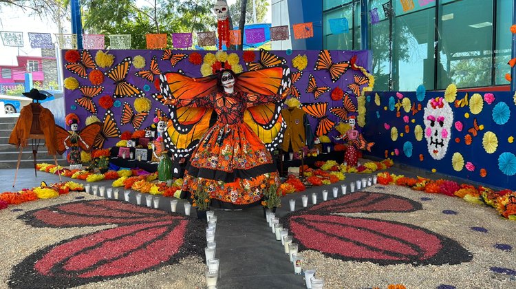 Honran a director de danza folclórica de la UANL con altar