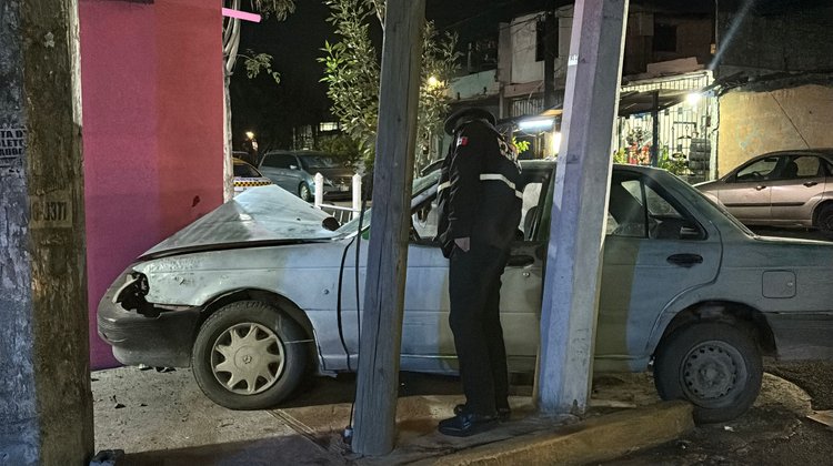 Dormita y se estrella contra casa en la colonia Topo Chico