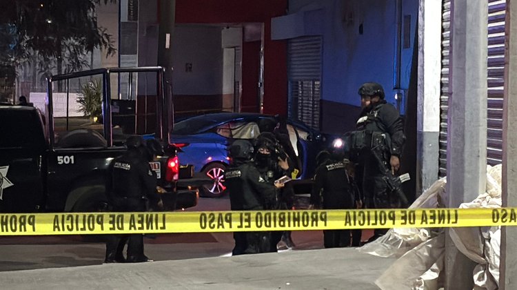 Roban vehículo y desatan balacera al norte de Monterrey