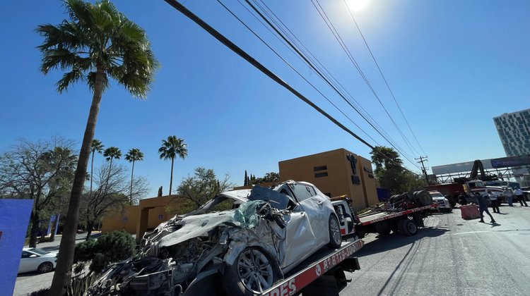 Difunden video de choque y volcadura de camión en Apodaca