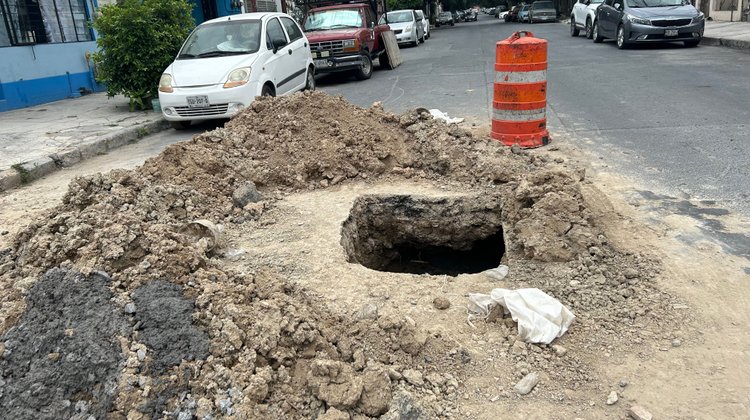 Peligro por zanja en colonia Progreso, en Monterrey