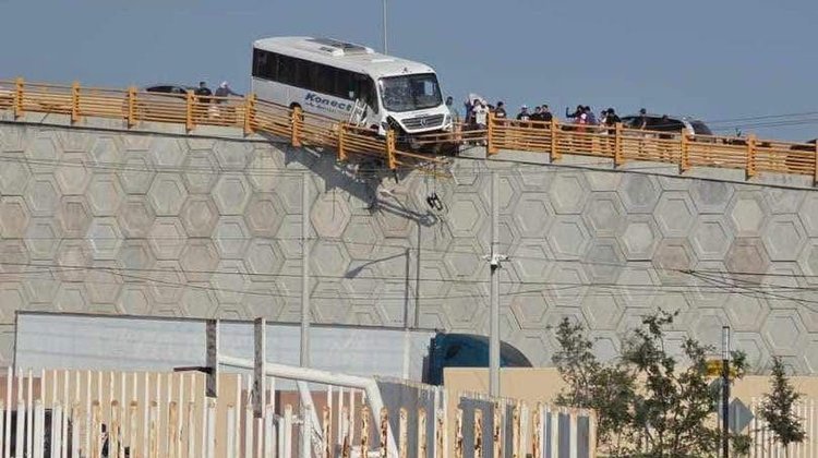 Camión de transporte de personal se impacta contra muro de puente