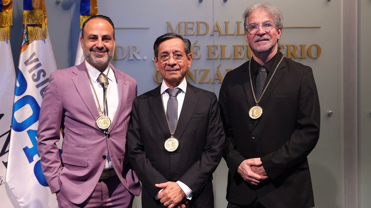 Reconoce UANL a médicos con la Medalla José Eleuterio González