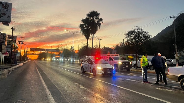 Cierran carriles de avenida Eloy Cavazos por fuga de agua potable