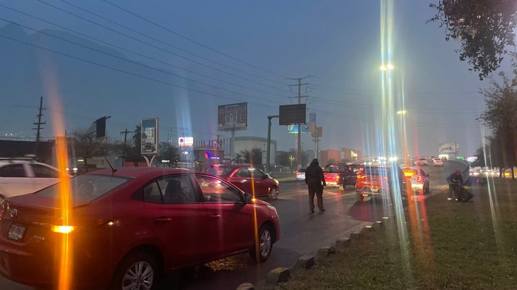 Carambola entre cuatro autos provoca caos vial en Santa Catarina