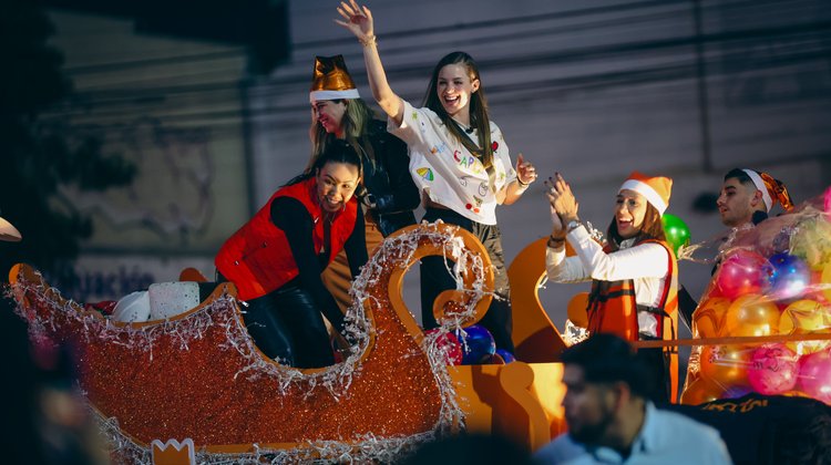 Lleva Mariana Rodríguez ambiente navideño a San Nicolás