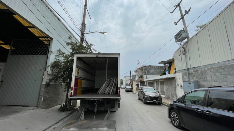 Invaden empresas, cocheras y calles en Escobedo; llegan a golpes