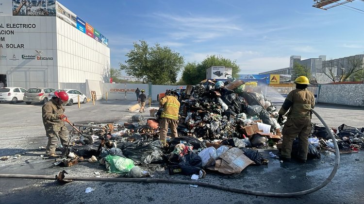 Incendio en basurero moviliza a bomberos en Guadalupe