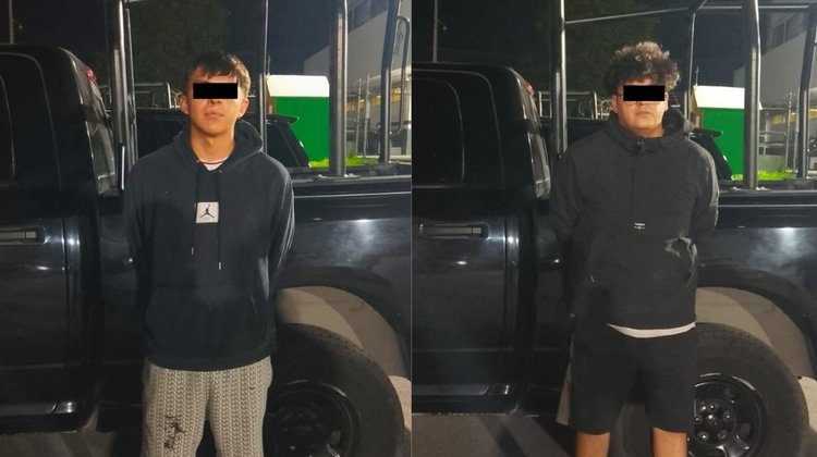 Detienen a jóvenes por grafitear banquetas en centro de Monterrey