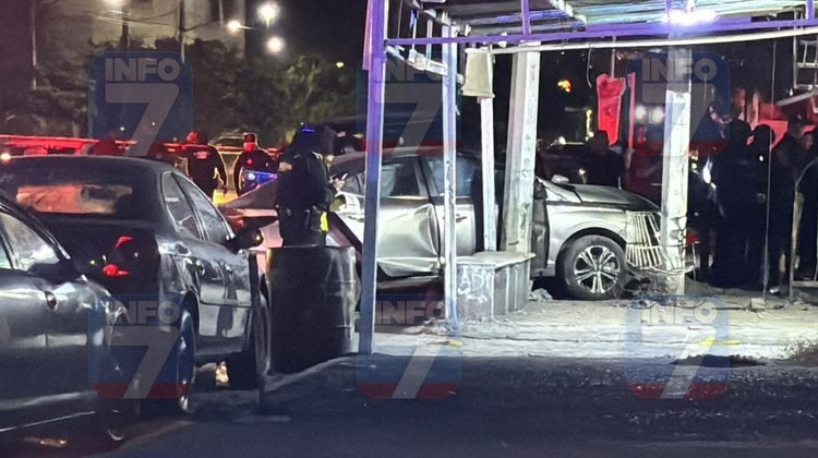 Muere madre prensada mientras bajaba de su vehículo a su hija 