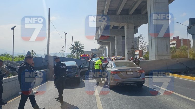 Puente peatonal cae sobre dos autos en Avenida Constitución