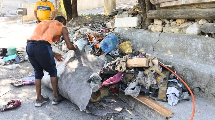Detienen a hombre por tirar basura en la vía pública en Guadalupe