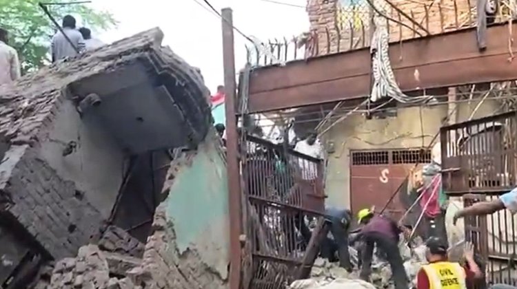 Edificio se derrumba en Nueva Delhi; hay varios atrapados