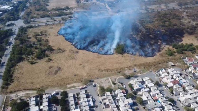 Incendio en terreno baldío consume una hectárea en Monterrey