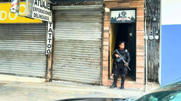 Detienen a dos con 123 dosis de droga en el centro de Monterrey