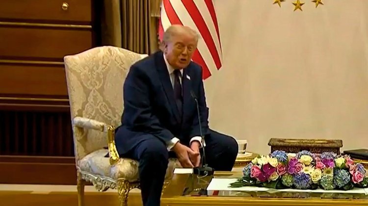 Trump repite que Groenlandia debería estar controlada por EUA