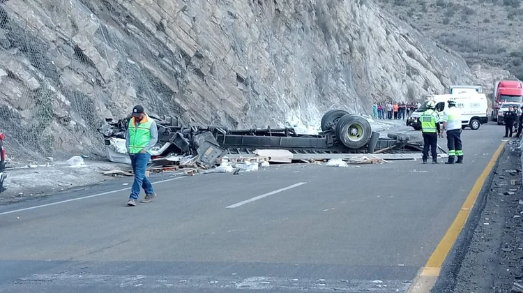 Hombre pierde la vida en volcadura en la Carretera Federal 57
