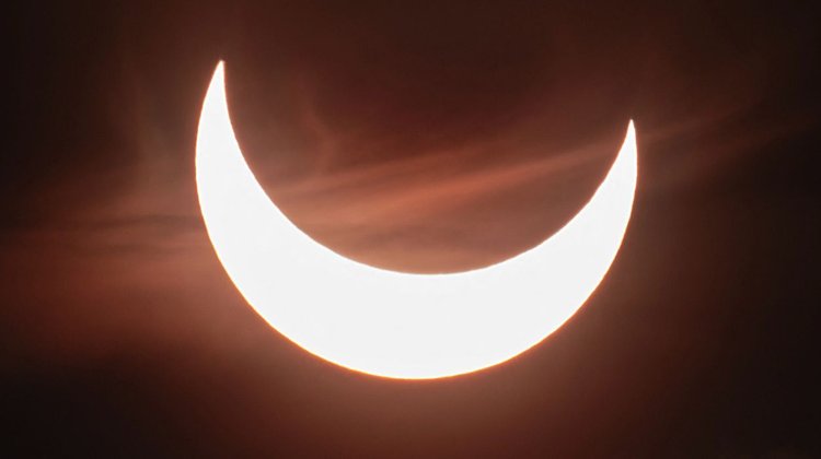 Eclipse parcial solar cruza cielos de Nueva Zelanda y el Pacífico