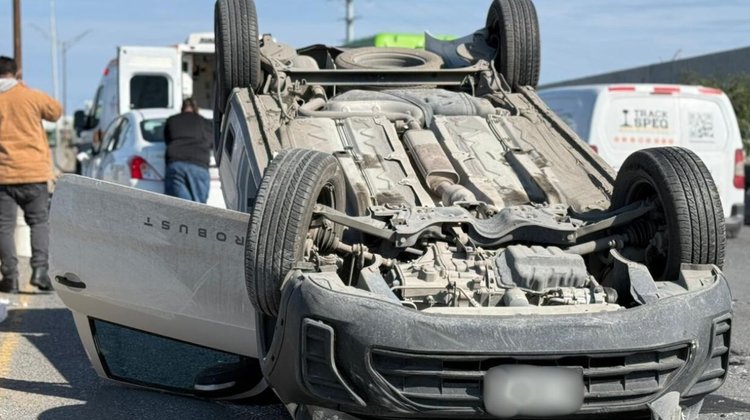 Volcadura vial provoca cierre parcial en avenida Miguel Alemán